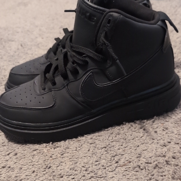 Sleek Black High-Top Men's Sneakers - Picture 3 of 4